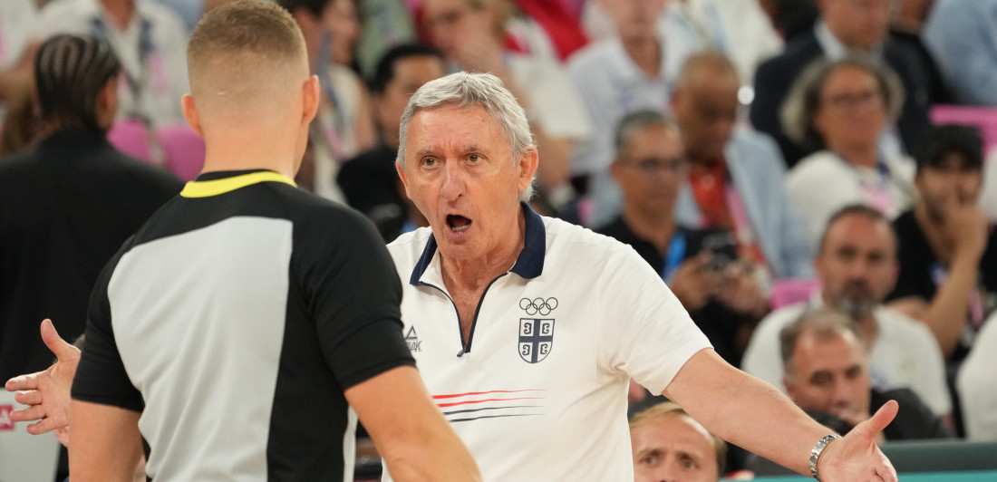(VIDEO) Pešić besan kao ris uleteo na teren - Krenuo u obračun sa sudijama