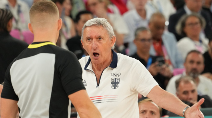 (VIDEO) Pešić besan kao ris uleteo na teren - Krenuo u obračun sa sudijama