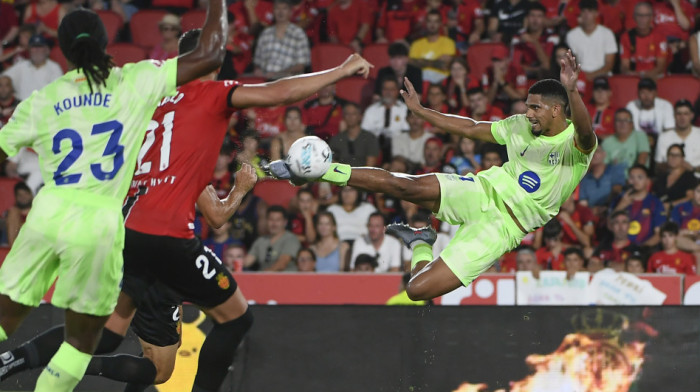 Skandal u najavi, sudije pogurale Barsu? Sprema se bura u Španiji (VIDEO) Skandal u najavi, sudije pogurale Barsu? Sprema se bura u Španiji (VIDEO)