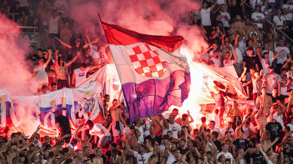 Šok u Lijepoj njihovoj! Usred Splita navijači nose zastavu "Krajina živi vječno"! (FOTO)