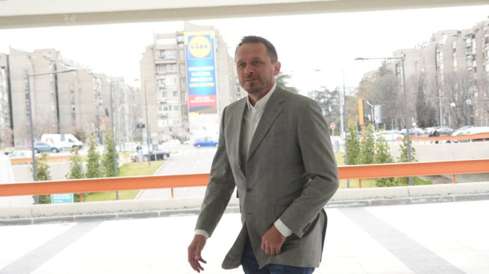 MEGA EKSKLUZIVA: Informer “uhvatio” slavnog košarkaša: Šta to radi u Skupštini?! (VIDEO)