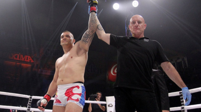 Stošićev "čekić" demolirao rivala: Sudija morao ga da spašava (VIDEO)