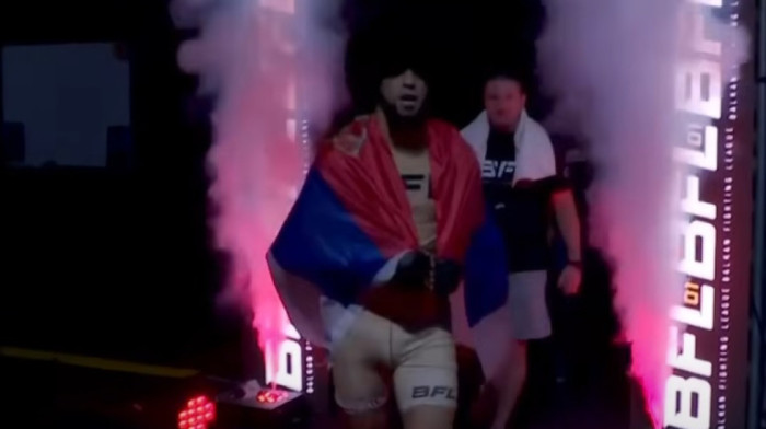 Došao iz Dagestana, sprijateljio se sa Bojkovićem, pa sa srpskom zastavom ušao u ring!