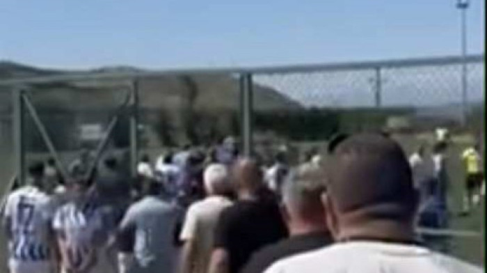 Bruka i sramota - Roditelji upali na teren i pretukli decu, dva klinca u bolnici (VIDEO)