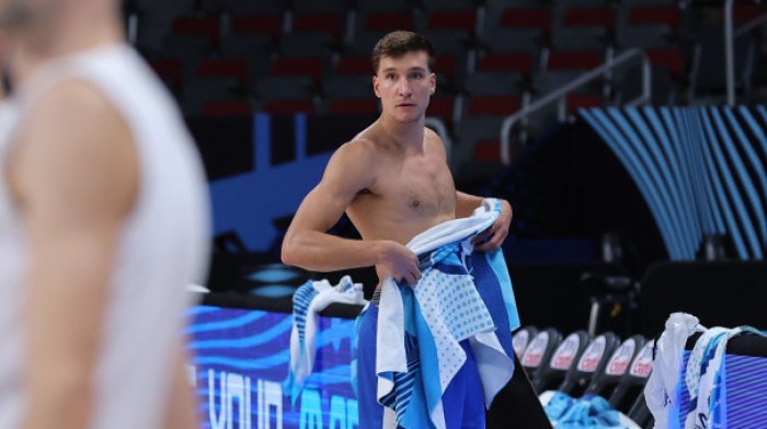 Bela majica, taman ten, pogled hladan kao led: Bogdanović objavio vrelu fotku sa mora, mreže gore (FOTO)