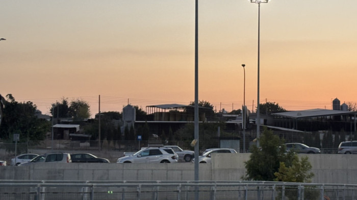Nestvaran prizor! Farma krava prekoputa stadiona gde igra Zvezda, smrad je nepodnošljiv