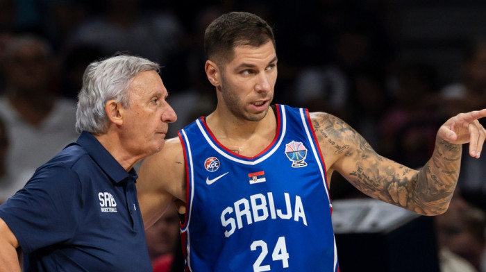 Jović u posebnim patikama igra na Evrobasketu, tu je čuvena Karijeva poruka (FOTO)