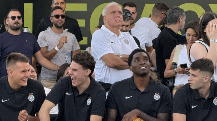 KK Partizan pokazao nove dresove - Pojačanja su tu, poznato i ko je otpisan (FOTO/VIDEO) KK Partizan pokazao nove dresove - Pojačanja su tu, poznato i ko je otpisan (FOTO/VIDEO)