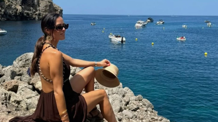 Ma Anči, bezobraznice! Srpkinja podelila hot fotku u bademantilu, opasno provocira otkako je slobodna (FOTO)