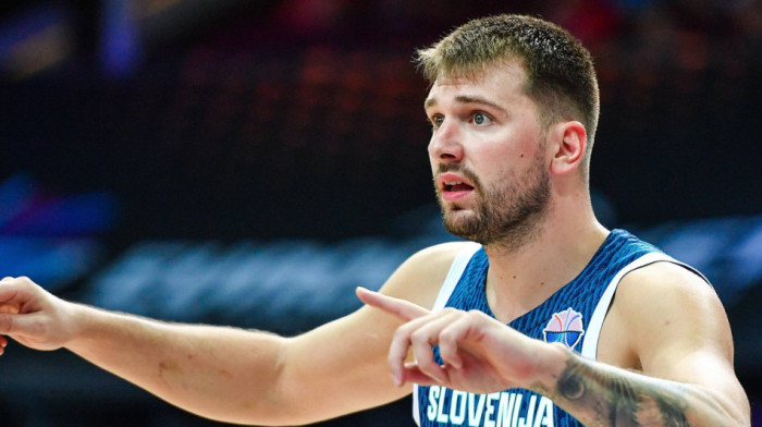 Dončić šikanira saigrače - Naterao Omića da uradi 50 sklekova (VIDEO)