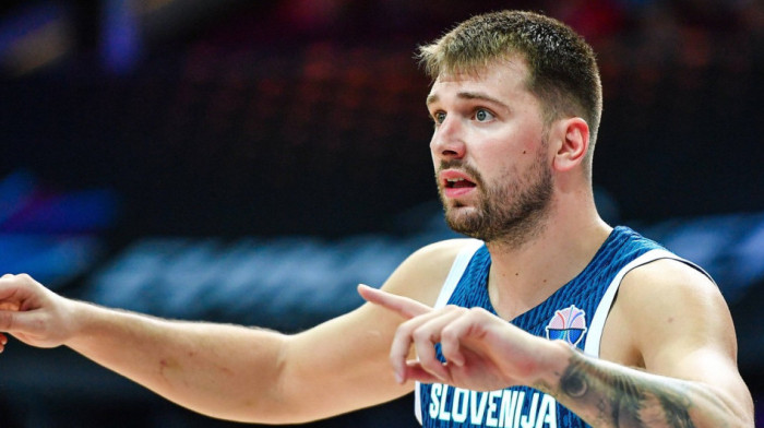 "Smirite se je*eno svi!" Dončić urlao na saigrače tokom tajm-auta, hit scena (VIDEO) "Smirite se je*eno svi!" Dončić urlao na saigrače tokom tajm-auta, hit scena (VIDEO)