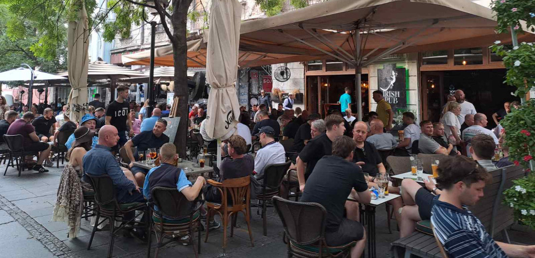 Englezi okupirali Beograd: Zagreva se atmosfera pred spektakl na "Marakani" (FOTO)