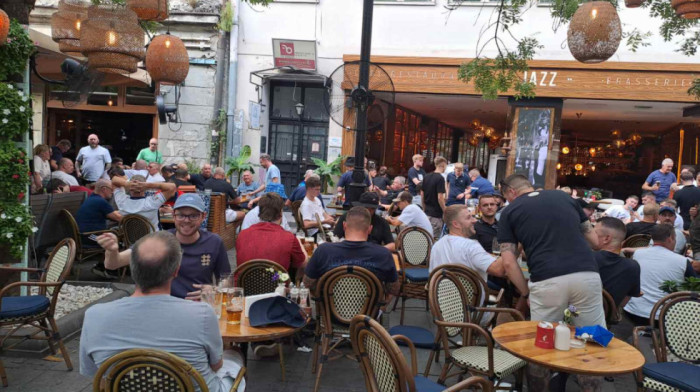 Srpski navijači pretukli Engleze? Slika iz centra Beograda obilazi svet! (FOTO)