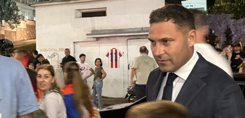 Duško Tošić na "Marakani"! Evo sa kim gleda "orlove" protiv Engleza! (FOTO)