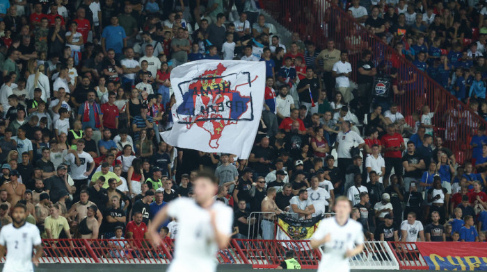 Čulo se skandiranje Kosovo je Srbija - Tužibabe Englezi, smeta im istina