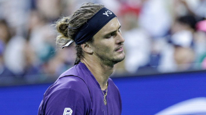 Zverev preživeo Argentinca: Nemački as se mučio, pa izborio dalji plasman u Parizu Zverev preživeo Argentinca: Nemački as se mučio, pa izborio dalji plasman u Parizu