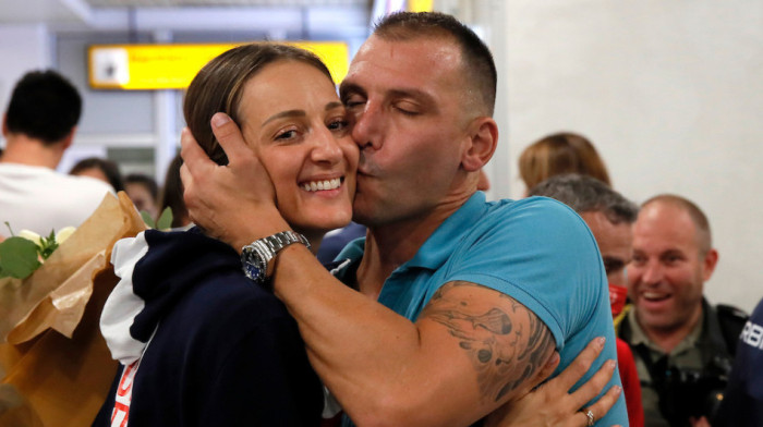 Procurili novi detalji: Ovo je razlog razvoda Maje Ognjenović i Danila Ikodinovića (FOTO) Procurili novi detalji: Ovo je razlog razvoda Maje Ognjenović i Danila Ikodinovića (FOTO)