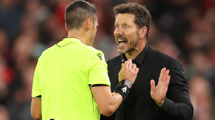 Simeone u klinču sa navijačima: Trener Atletika potpuno podivljao na Enfildu (VIDEO) Simeone u klinču sa navijačima: Trener Atletika potpuno podivljao na Enfildu (VIDEO)