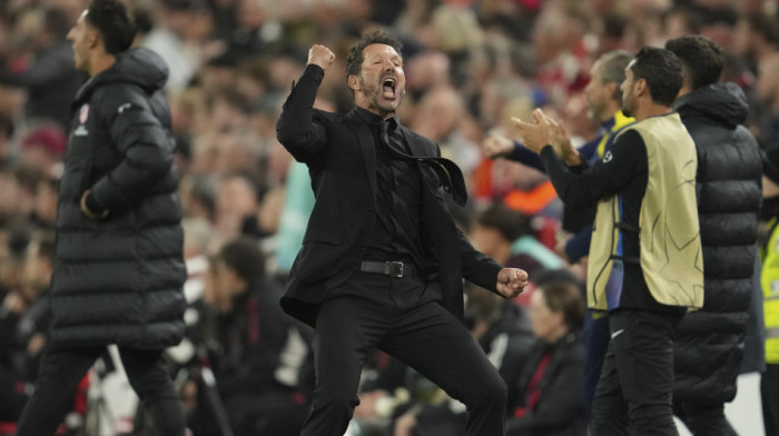 Oglasio se režiser haosa: Navijač kojeg je napao Simeone na Enfildu poslao poruku (VIDEO)
