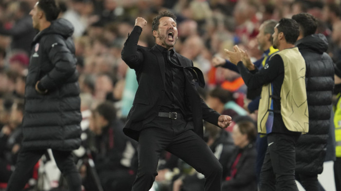 Oglasio se režiser haosa: Navijač kojeg je napao Simeone na Enfildu poslao poruku (VIDEO) Oglasio se režiser haosa: Navijač kojeg je napao Simeone na Enfildu poslao poruku (VIDEO)