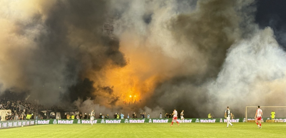 Sve gori u Humskoj, haos na tribinama - Prekinut 'večiti' derbi (FOTO/VIDEO)