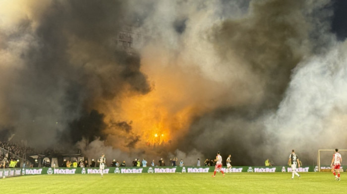 Sve gori u Humskoj, haos na tribinama - Prekinut 'večiti' derbi (FOTO/VIDEO)