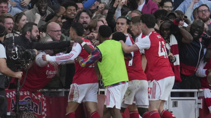 Slađi bod Arsenalu - Martineli šokirao Siti: Liverpul zadovoljno trlja ruke (VIDEO)