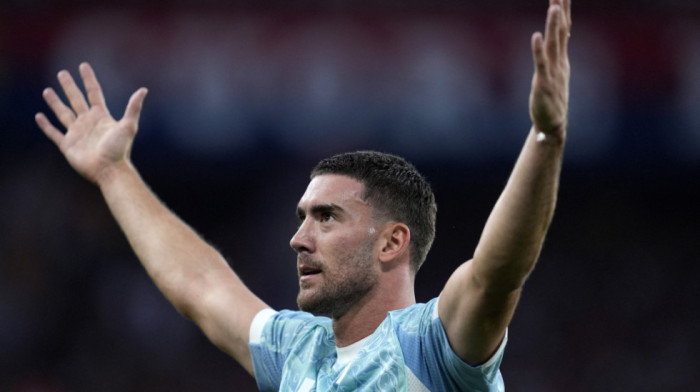 Vlahović zapalio Milano: Srpski as dominirao pistom u Armaniju! (FOTO)