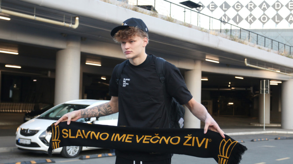 Stigao je! Partizanov kapitalac sleteo u Beograd i poručio: Navijači će me hraniti (VIDEO)