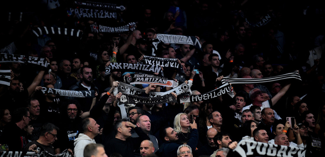 (VIDEO) Nju niko nije primetio: Zvezda estrade sa dečkom gledala Partizan - došla kao sav normalan svet