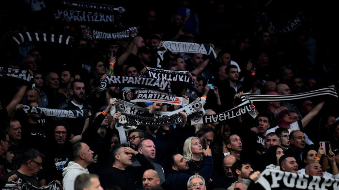 (VIDEO) Nju niko nije primetio: Zvezda estrade sa dečkom gledala Partizan - došla kao sav normalan svet