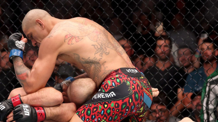 Sevale pesnice, laktovi... Pereira ubio od batina Ankalaeva i postao UFC šampion (VIDEO)