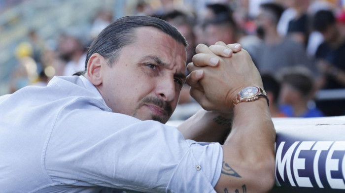 Ibrahimović pokazao mišiće i raspalio roštilj, dok grmi Lepa Brena (VIDEO)