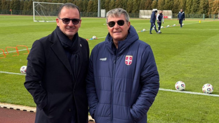 Peđa Mijatović došao na trening da podrži Piksija i "orlove" Peđa Mijatović došao na trening da podrži Piksija i "orlove"