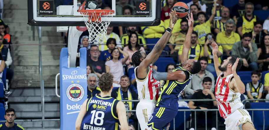 Čima Moneke šou u Istanbulu: Nigerijac sam odoleva Fenerbahčeu