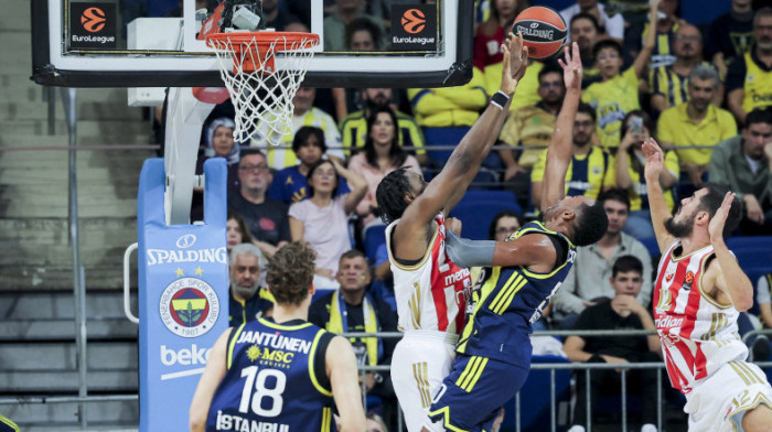 Čima Moneke šou u Istanbulu: Nigerijac sam odoleva Fenerbahčeu