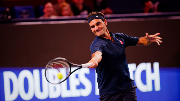 Dosadila mu penzija: Federer se vratio na teren posle tri godine (VIDEO)