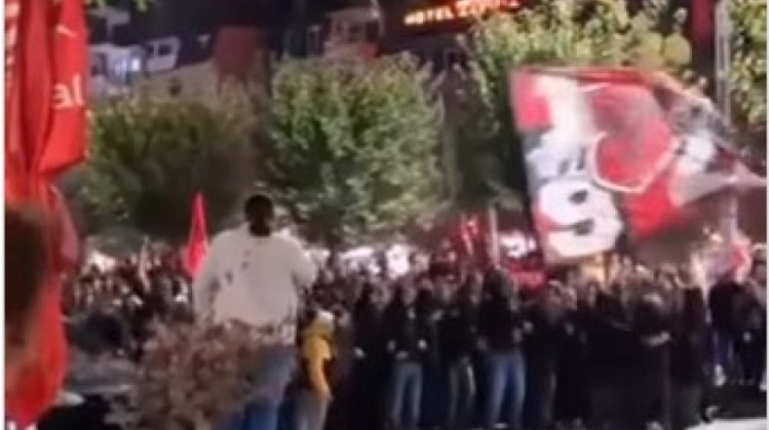 Užas u Makedoniji: Navijači skandirali "Umri Srbija" i pokazivali simbole UČK posle poraza Srbije (VIDEO)