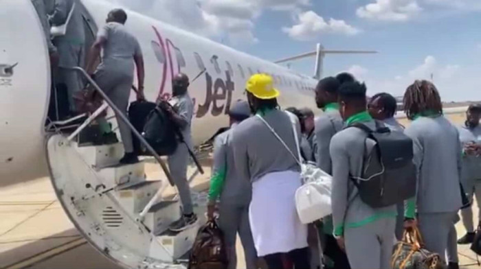 Reprezentativci izbegli katastrofu - Avion sa fudbalerima hitno sleteo zbog pucanja stakla (VIDEO/FOTO)