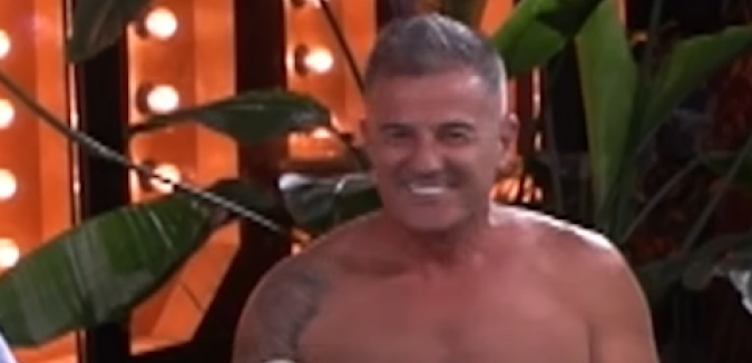 Bole oči od ovoga - Albanac se skinuo usred emisije (VIDEO)