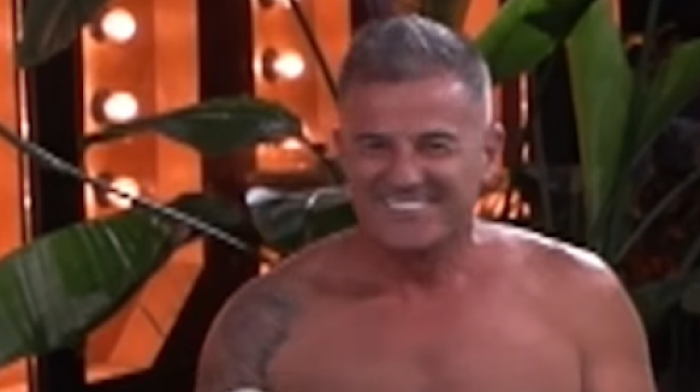 Bole oči od ovoga - Albanac se skinuo usred emisije (VIDEO)