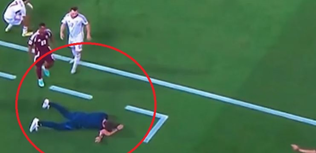 (VIDEO) Ajoooj, šta mu uradi, čoveče?! Fudbaler nokautirao selektora, jedva se pridigao s trave