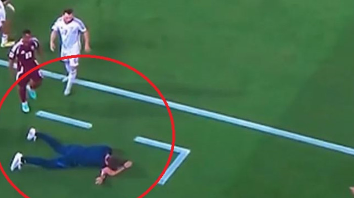 (VIDEO) Ajoooj, šta mu uradi, čoveče?! Fudbaler nokautirao selektora, jedva se pridigao s trave