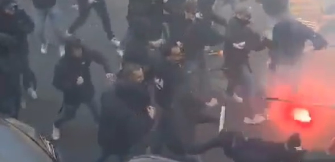 Haos! Krvavi sukob navijača: Letele štangle, stolice, baklje (VIDEO)