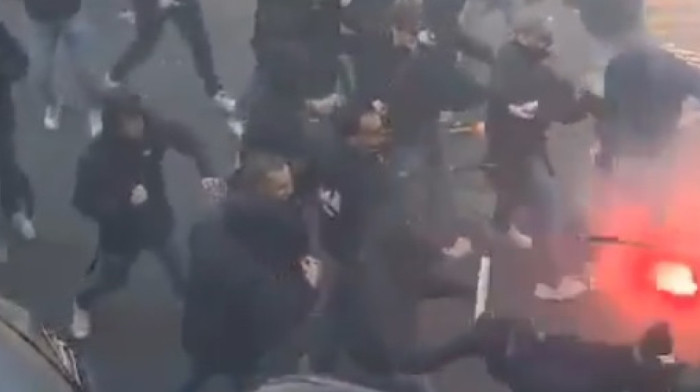 Haos! Krvavi sukob navijača: Letele štangle, stolice, baklje (VIDEO)