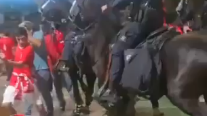 Jezivi snimci - Policija u Izraelu bije navijače i gazi decu konjima (VIDEO)
