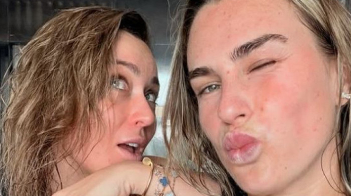 Ljudi, kolike su joj! Sabalenka ne staje, a ni Badosa! Dekolte grmi, sevaju tange: Polugole ispred ogledala?!