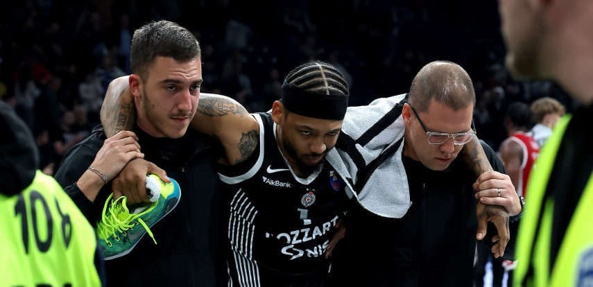 Glavobolja za Obradovića i Partizan: Karlik iznet sa terena (VIDEO)
