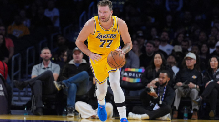 Luka Dončić nemoćan sam protiv Voriorsa, Lebrona Džejmsa muči išijas (VIDEO)