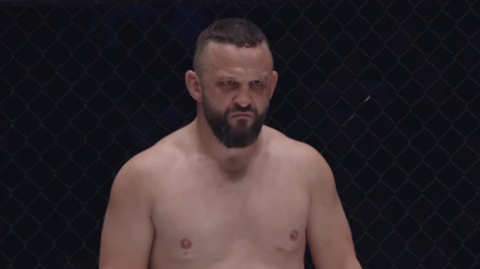 Zaslužio je revanš, ali i dobre batine: Slo Roki potkačio Srbina i zapalio scenu pred FNC